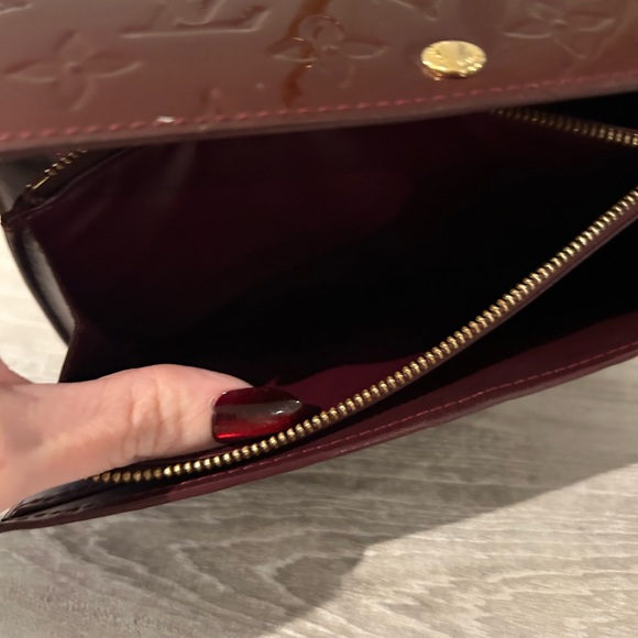 Authentic LV Vernis burgundy wallet - Picture 9 of 11